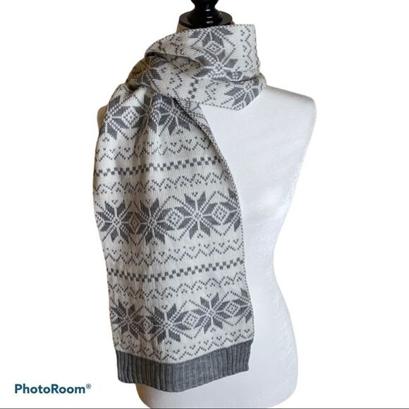 NWT Ladies Old Navy reversible snowflake scarf - Picture 2 of 5